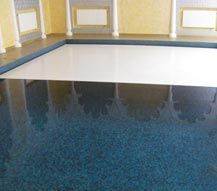 Бассейн с жалюзийным укрытием зеркала воды