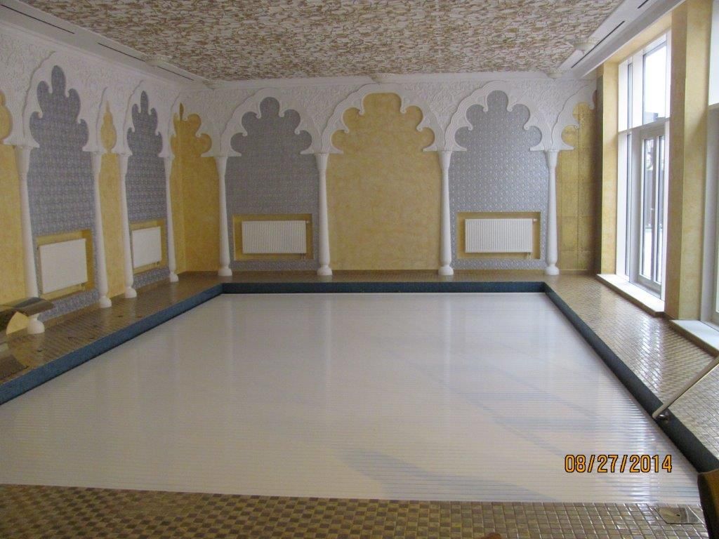 Бассейн с жалюзийным укрытием зеркала воды