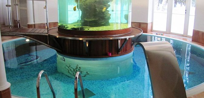 Бассейн с морской декорацией в частном доме